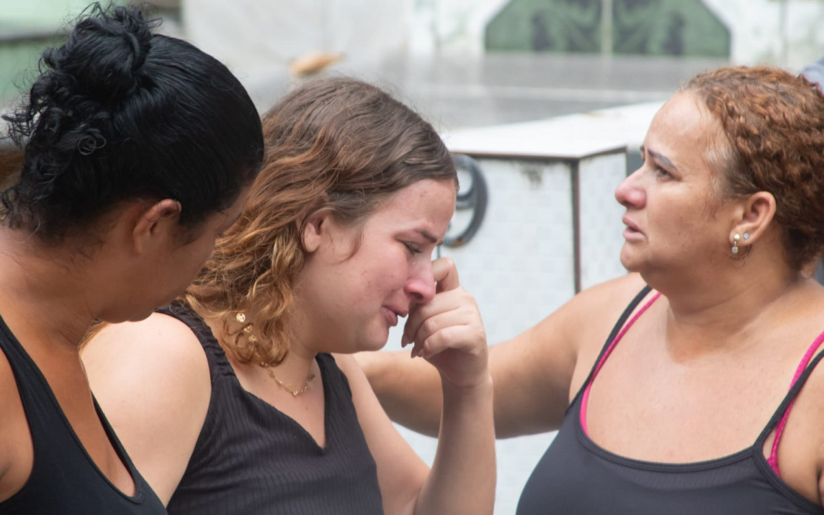 Vi&uacute;va de Gabriel ficou muito emocionada durante o sepultamento no Cemit&eacute;rio Suru&iacute;, em Mag&eacute;