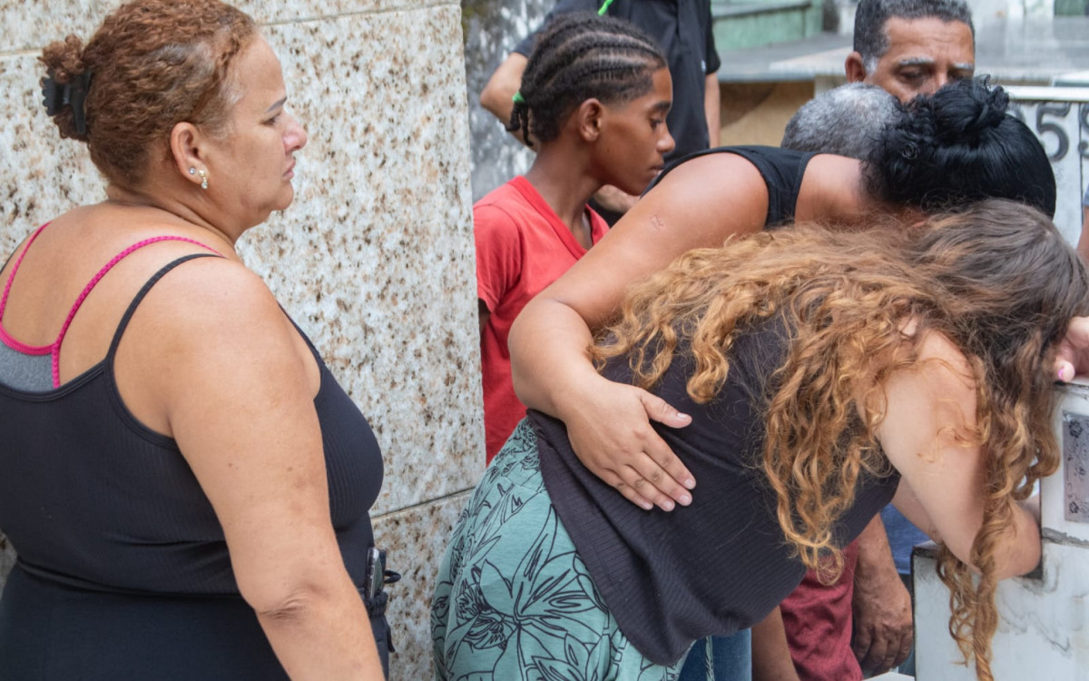 Vi&uacute;va de Gabriel ficou muito emocionada durante o sepultamento no Cemit&eacute;rio Suru&iacute;, em Mag&eacute;