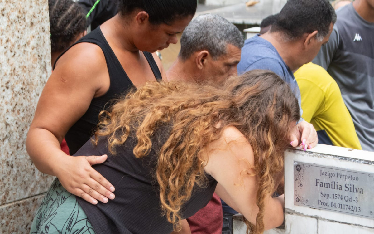 Vi&uacute;va de Gabriel ficou muito emocionada durante o sepultamento no Cemit&eacute;rio Suru&iacute;, em Mag&eacute;