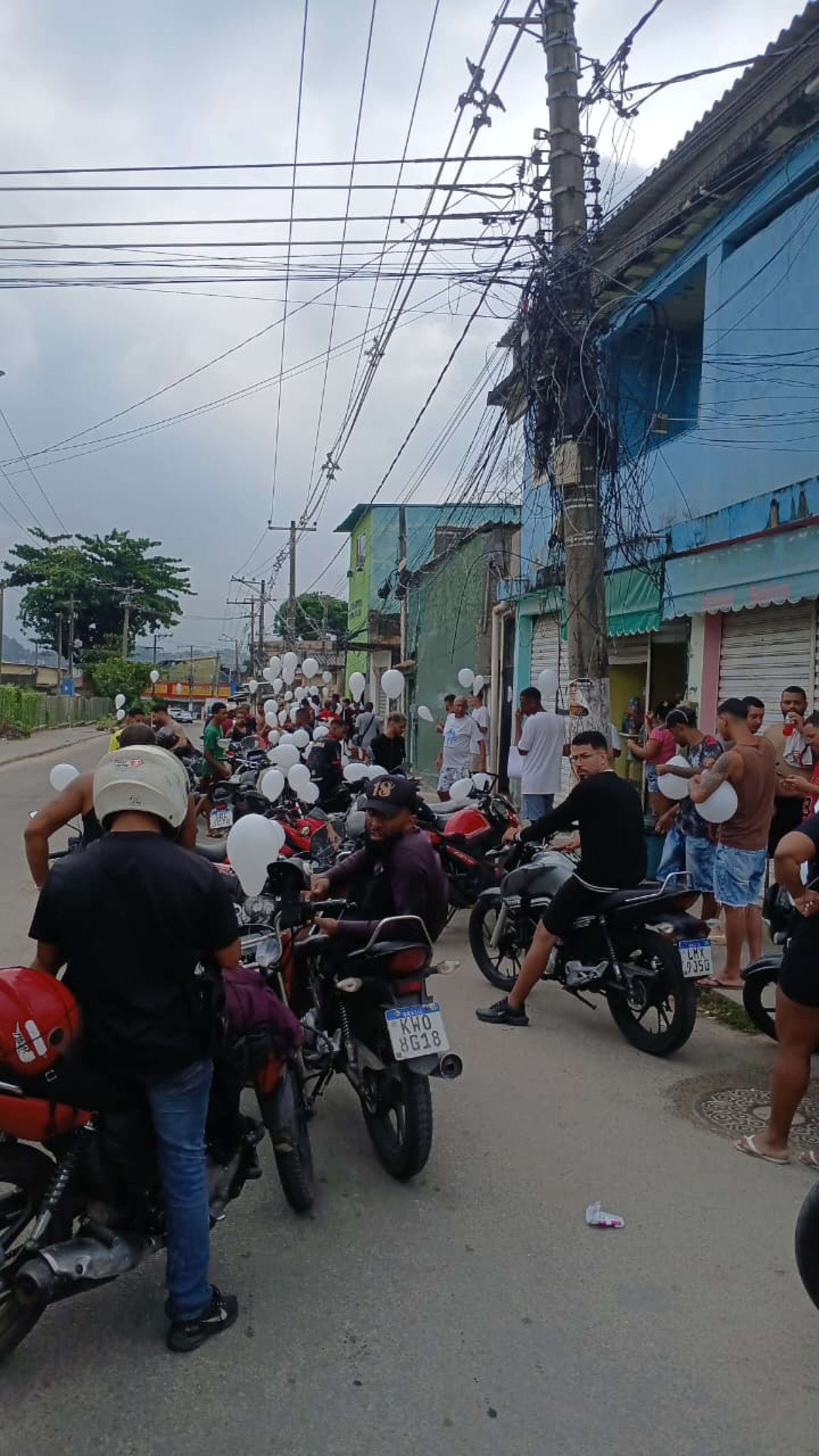 Parentes e amigos de Paulo Roberto fizeram um protesto na porta da delegacia pedindo justi&ccedil;a