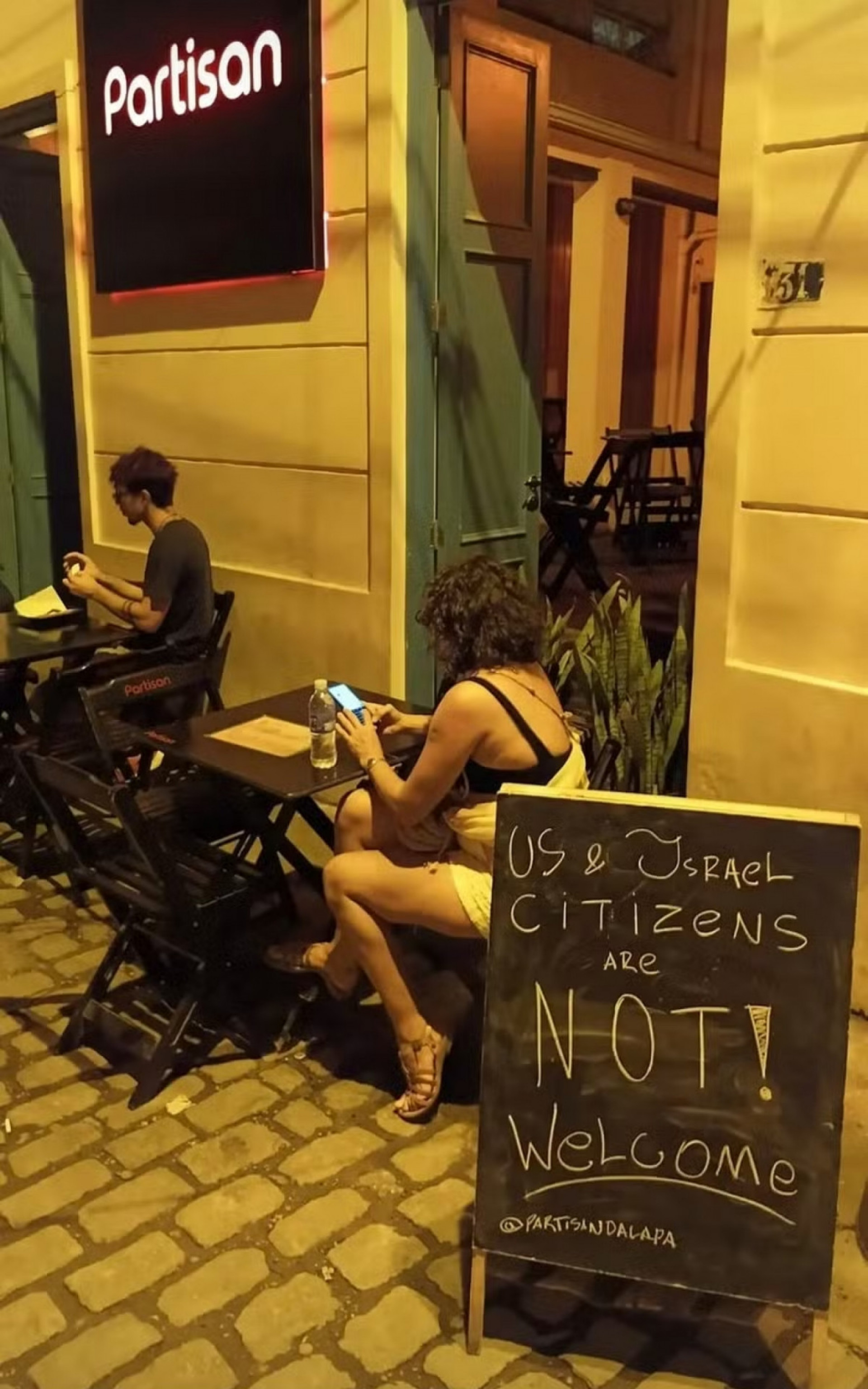 Bar na Lapa tem cadastro cancelado pela prefeitura após placa contra americanos e israelenses