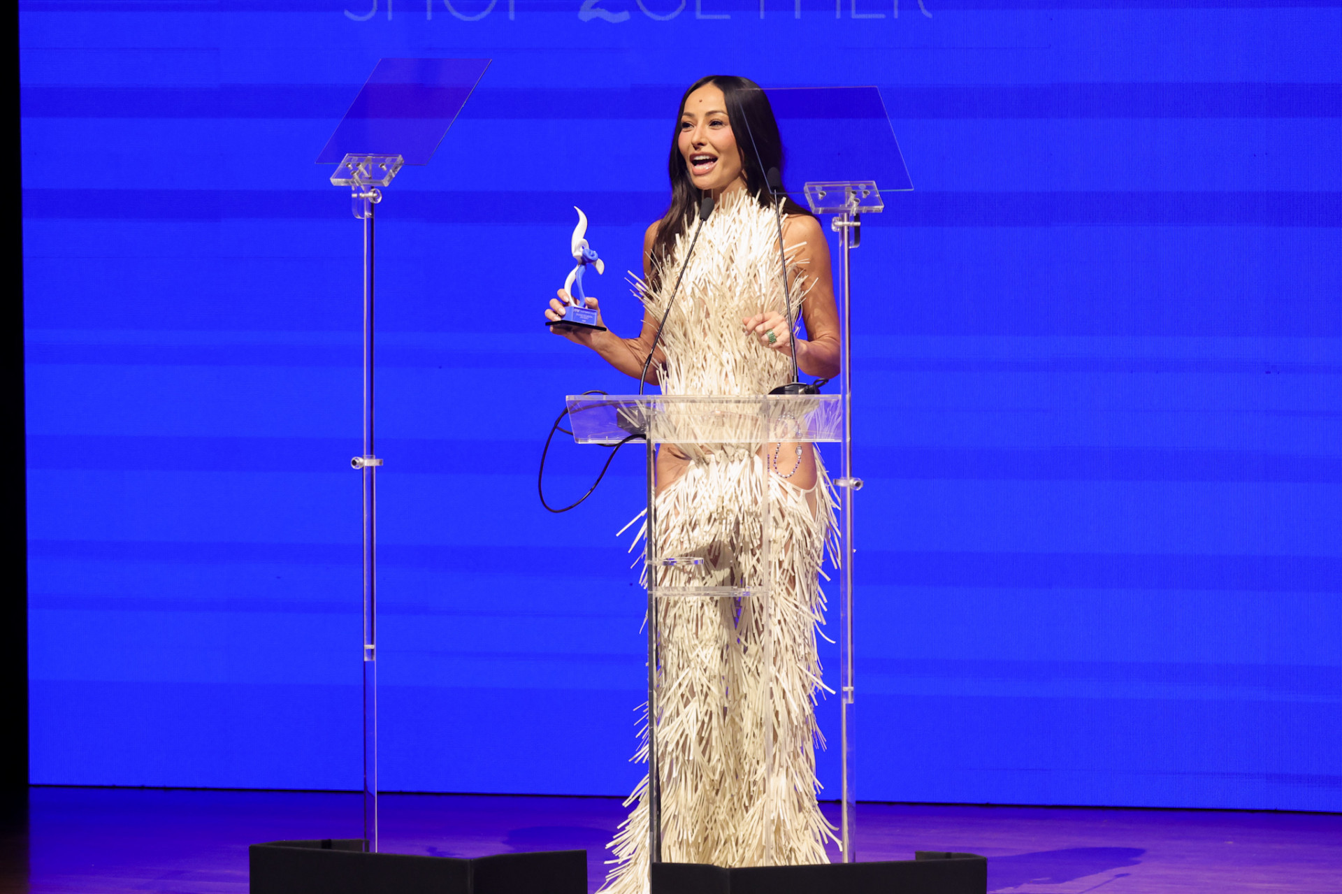 Sabrina Sato recebe prêmio em Brasil Fashion Awards - Brazil News