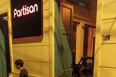 Bar na Lapa tem cadastro cancelado pela prefeitura após placa contra americanos e israelenses