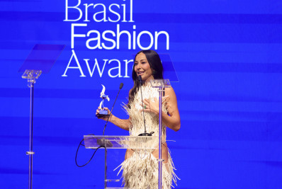 Sabrina Sato recebe prêmio de Ícone da Moda do ano no Brasil Fashion Awards