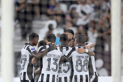 Botafogo supera crise nos bastidores e troca de técnico, e termina mês invicto