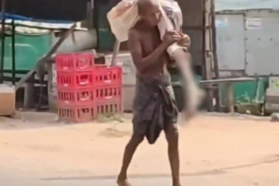 Indiano desenterra corpo da irmã e leva esqueleto a banco