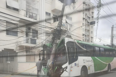 Motorista passa mal e ônibus bate violentamente em poste em São Cristóvão
