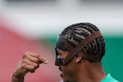 Com pontos no nariz, John Kennedy treina de máscara mas não preocupa para Libertadores