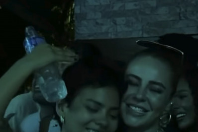 Paolla Oliveira e Bella Campos protagonizam um gruda-gruda daqueles