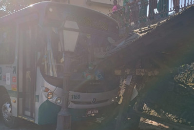 Ônibus colide em ponto na Praça do Skate
