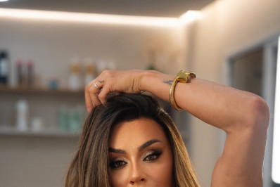 Juju Salimeni muda visual e surge com fios mais claros