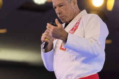 Carlos Gracie Jr. recebe faixa vermelha em celebração aos 40 anos da Gracie Barra