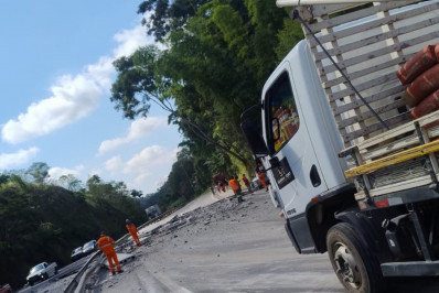 Carga de carreta cai e interdita BR-040 em Areal