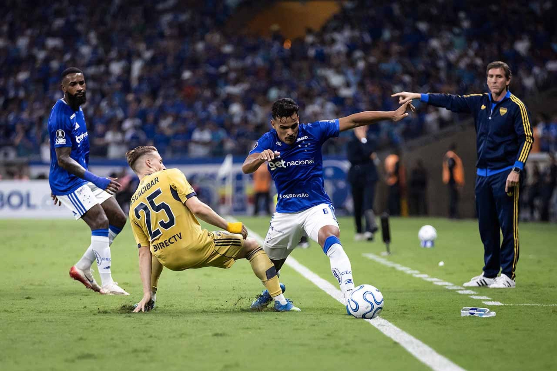 Cruzeiro vence a catimba do Boca e vai para o topo do Grupo D da Libertadores