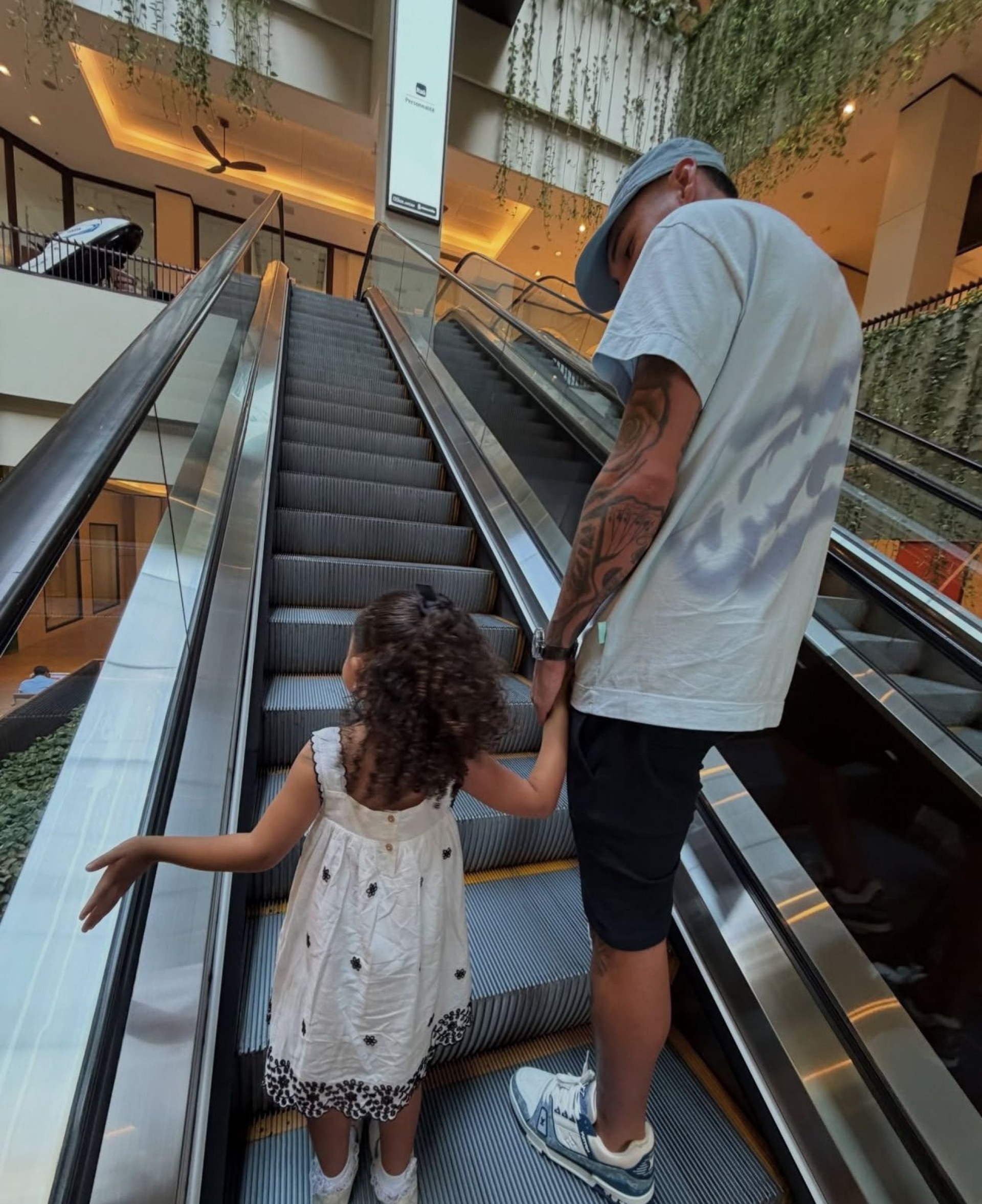 Ronald Belé com a enteada, Melanie, filha de Mc Lomma - Reprodução / Instagram