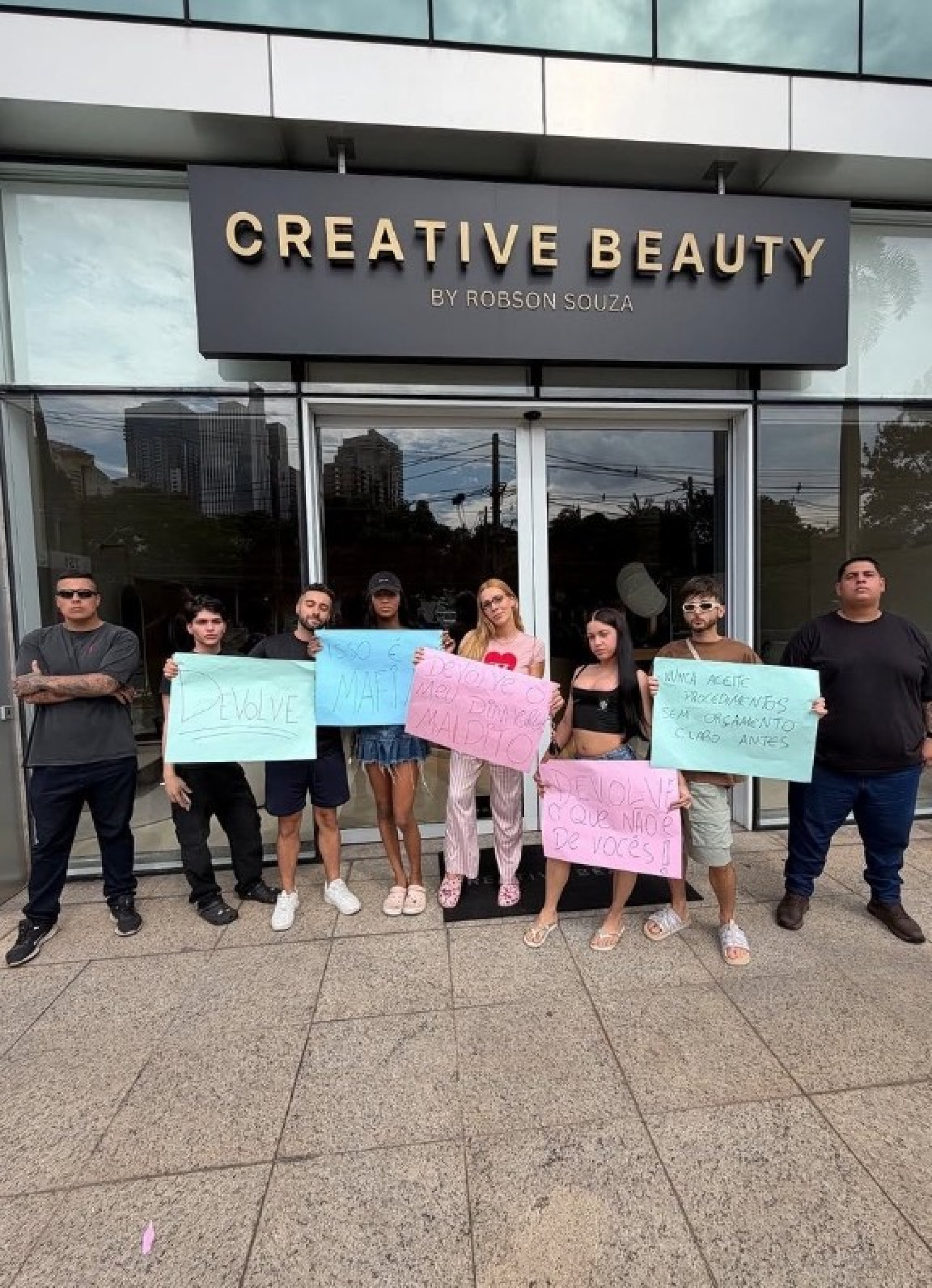 Malévola, ao lado de amigos, protestando na frente do salão 