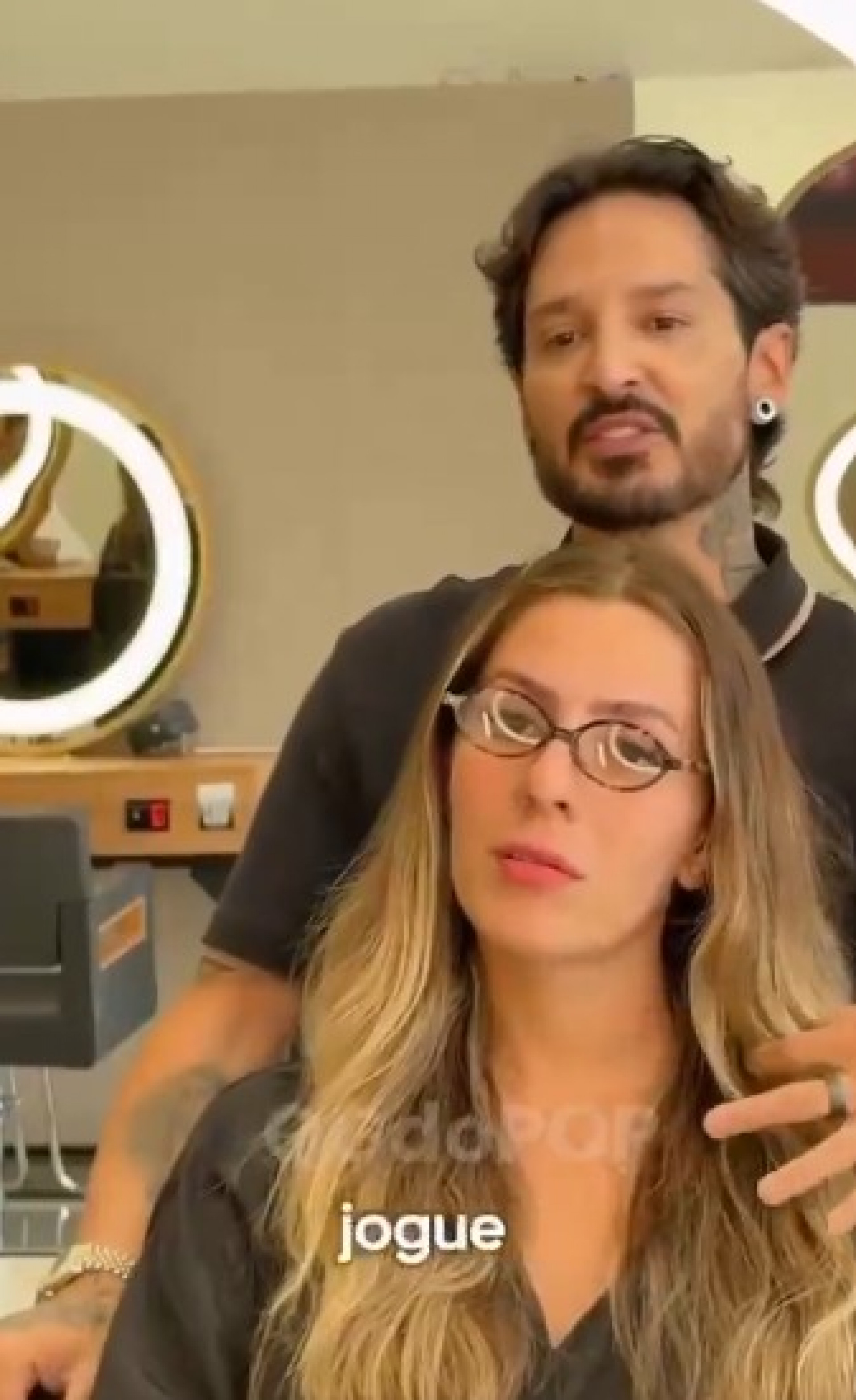 Malévola coortando o cabelo com Robson - Reprodução / Instagram