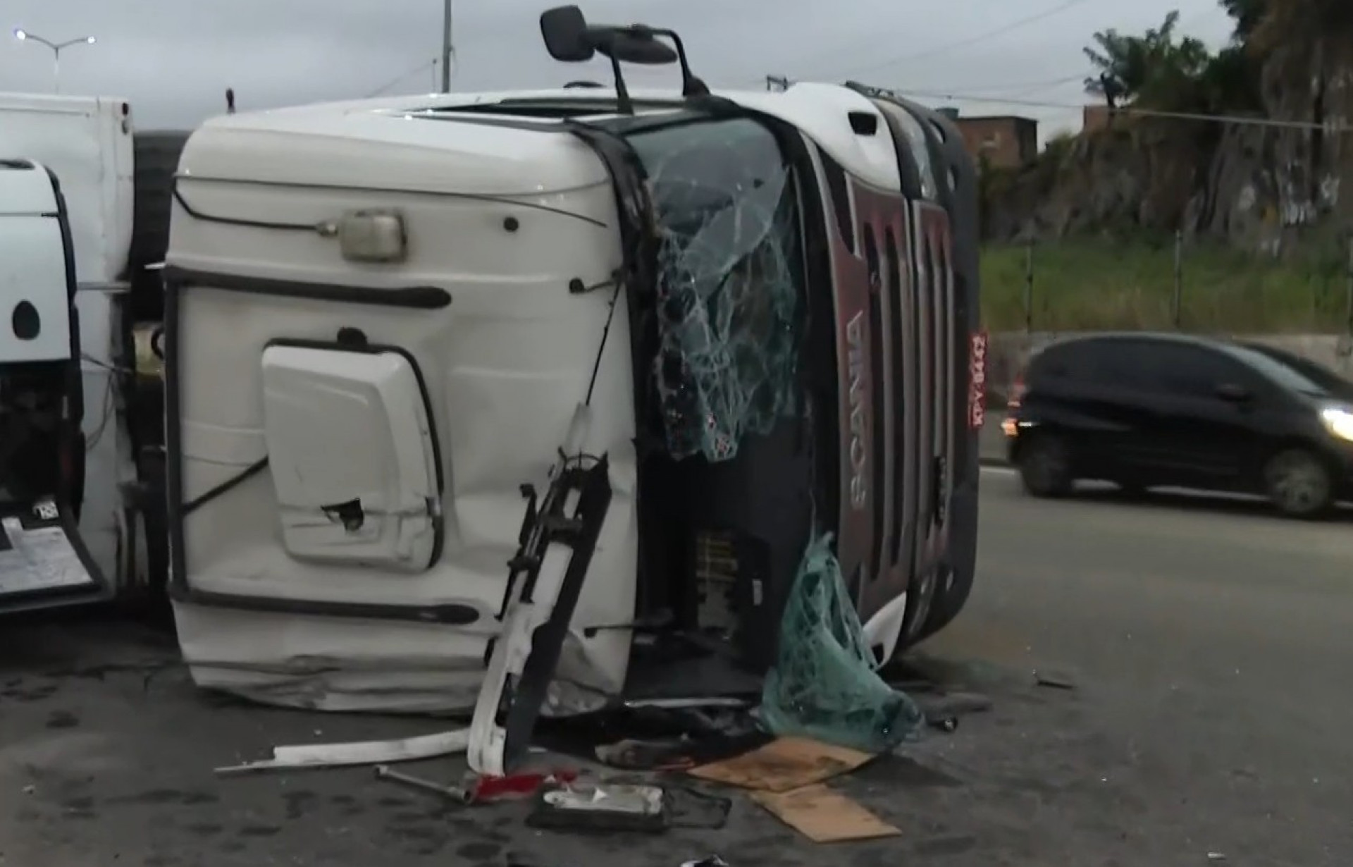 Carreta tomba e causa congestionamento na BR-101, em Niterói