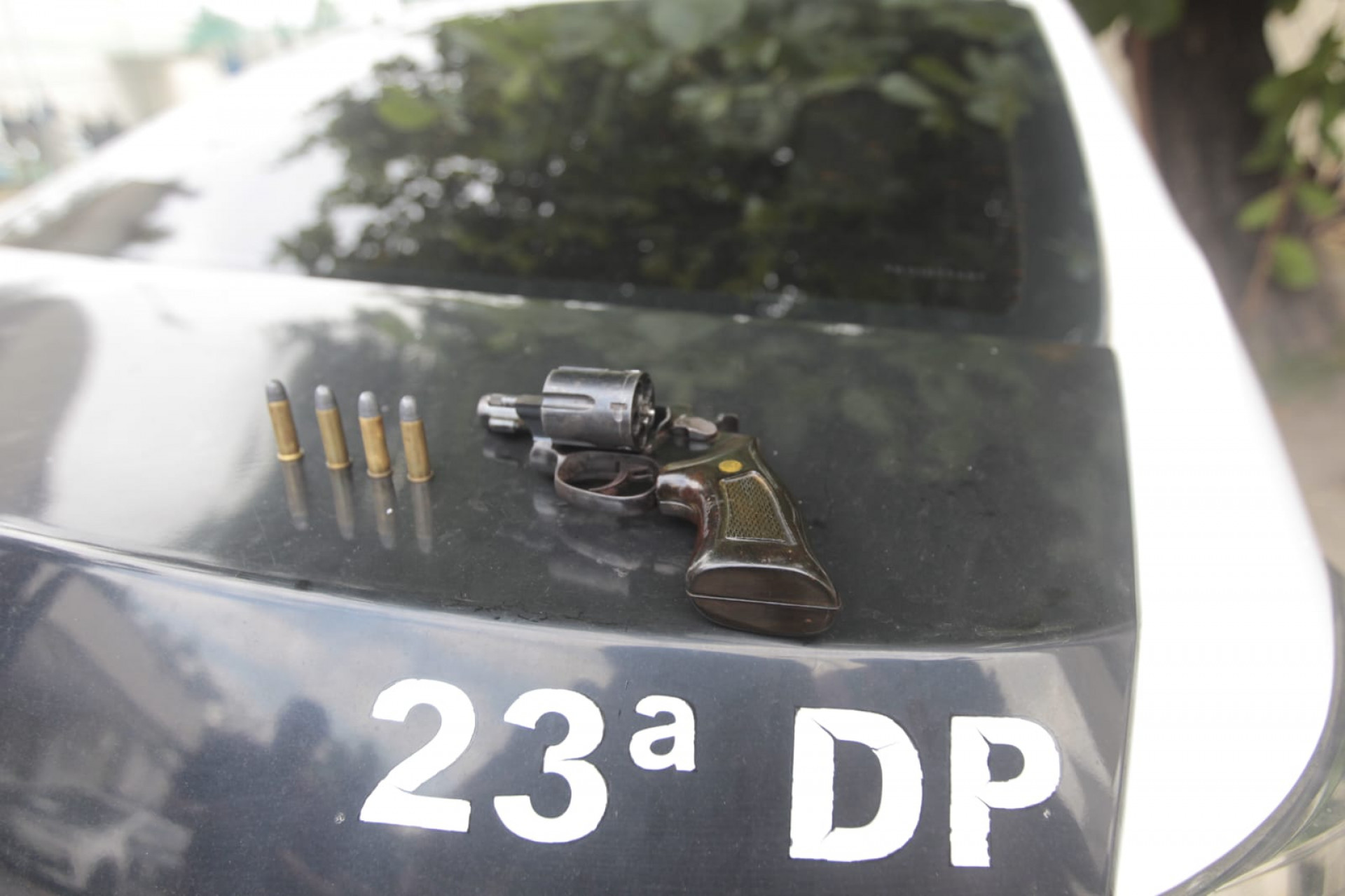 Arma foi apreendida pela 23ª DP (Méier) na operação - Reginaldo Pimenta / Agência O Dia
