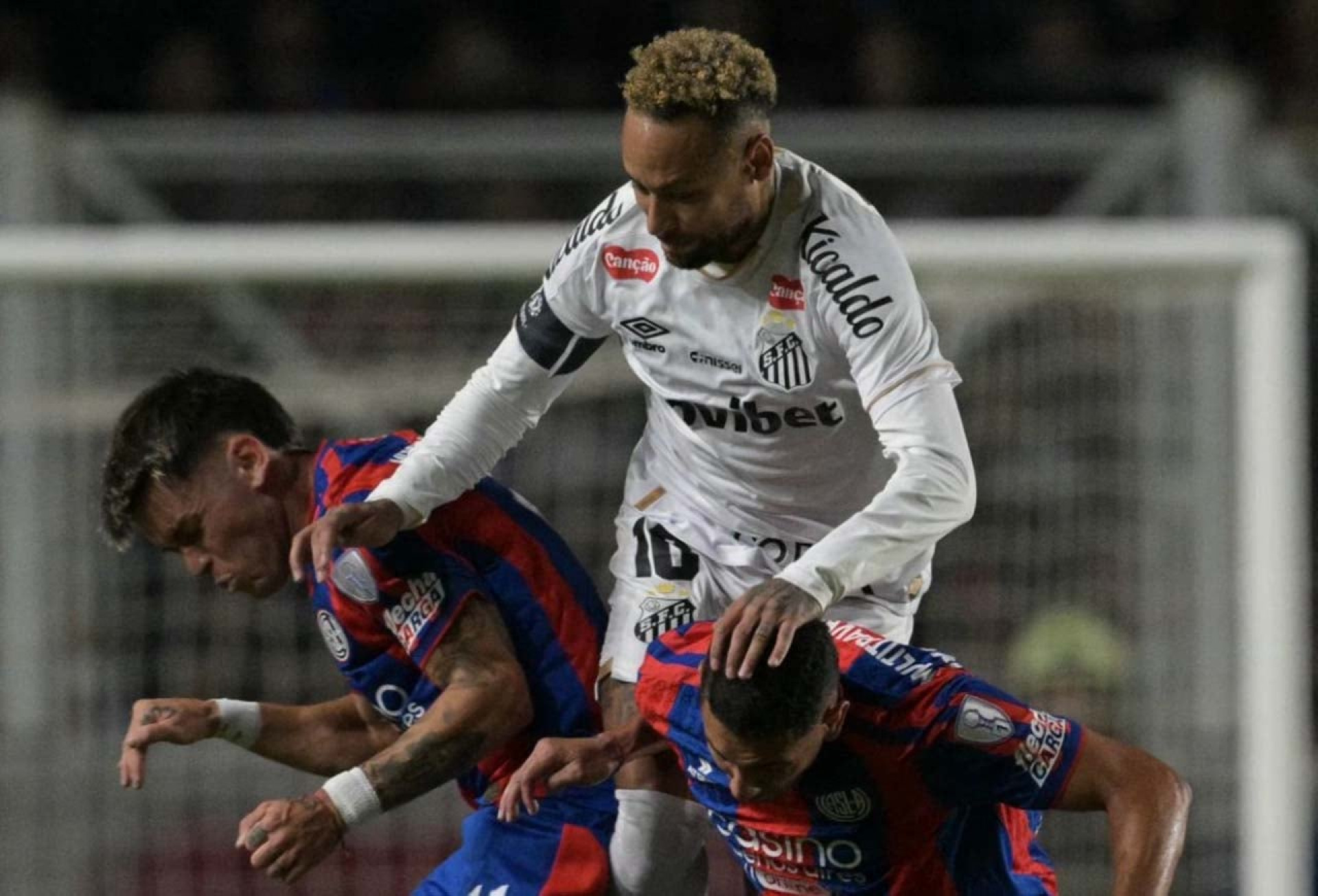 Cuca diz que Neymar e Gabigol s&atilde;o d&uacute;vidas do Santos para cl&aacute;ssico