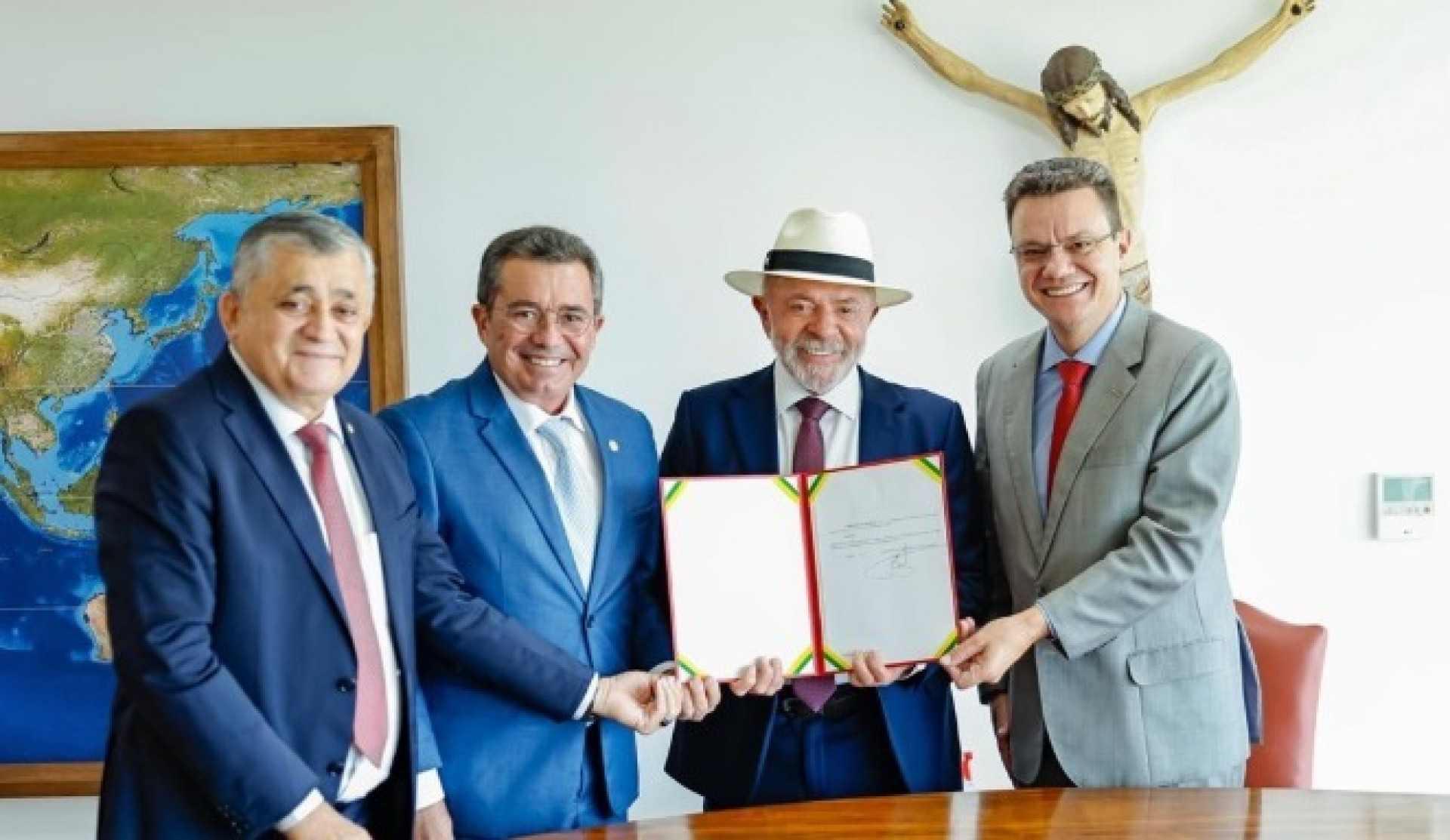 Lula assina nomeação de Odair Cunha para o cargo de ministro do TCU