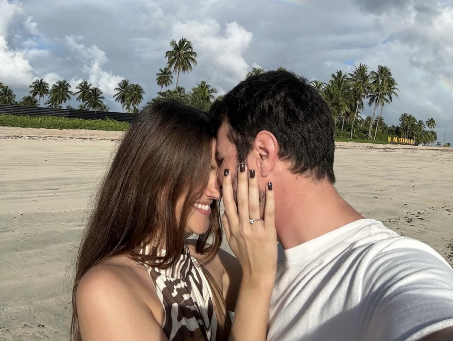 Juliana Paiva revela estar noiva de empresário e mostra fotos do anel