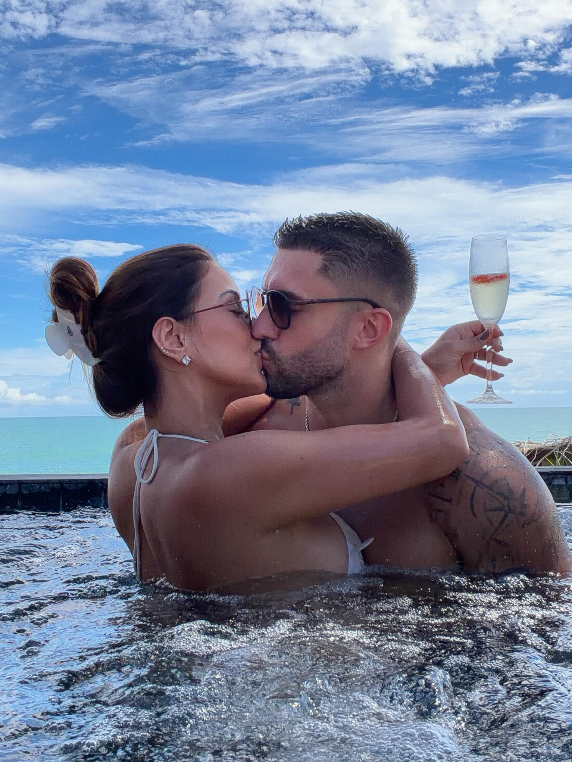 Em viagem a dois, Ivy Moraes e Arthur Picoli aparecem aos beijos em resort de luxo no Ceará - Reprodução Instagram
