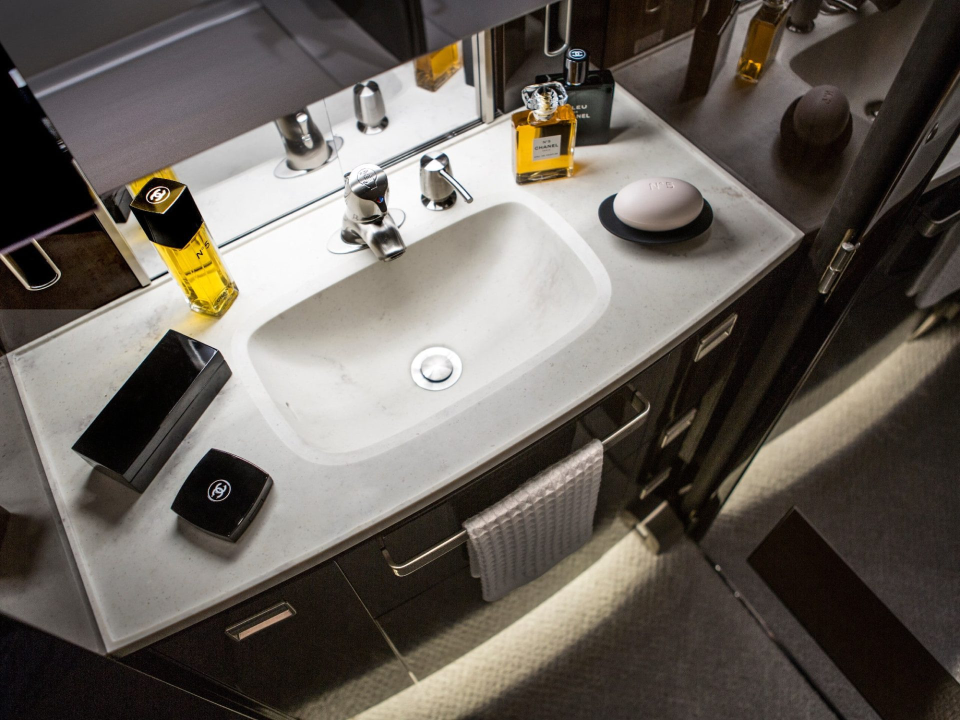 Interior de um jato modelo Dassault Falcon 900LX, parecido com de Neymar  - Divulga&ccedil;&atilde;o