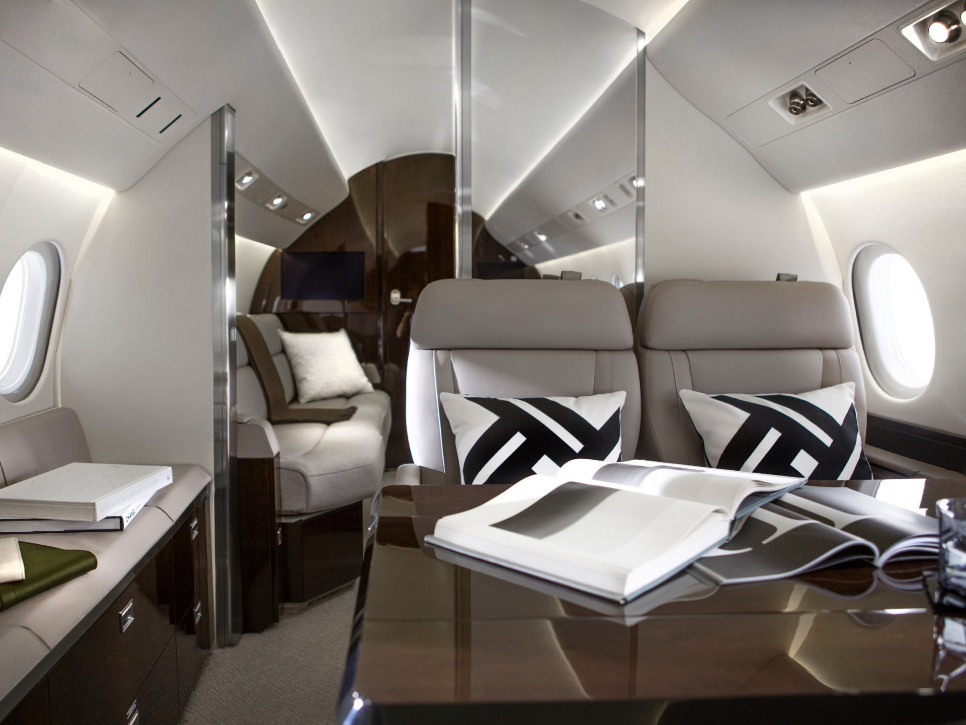 Interior de um jato modelo Dassault Falcon 900LX, parecido com o de Neymar  - Divulga&ccedil;&atilde;o