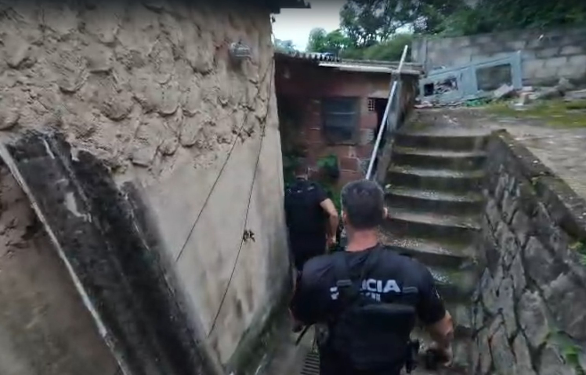 Policiais buscam cumprir mandados contra membros do Comando Vermelho - Reprodução