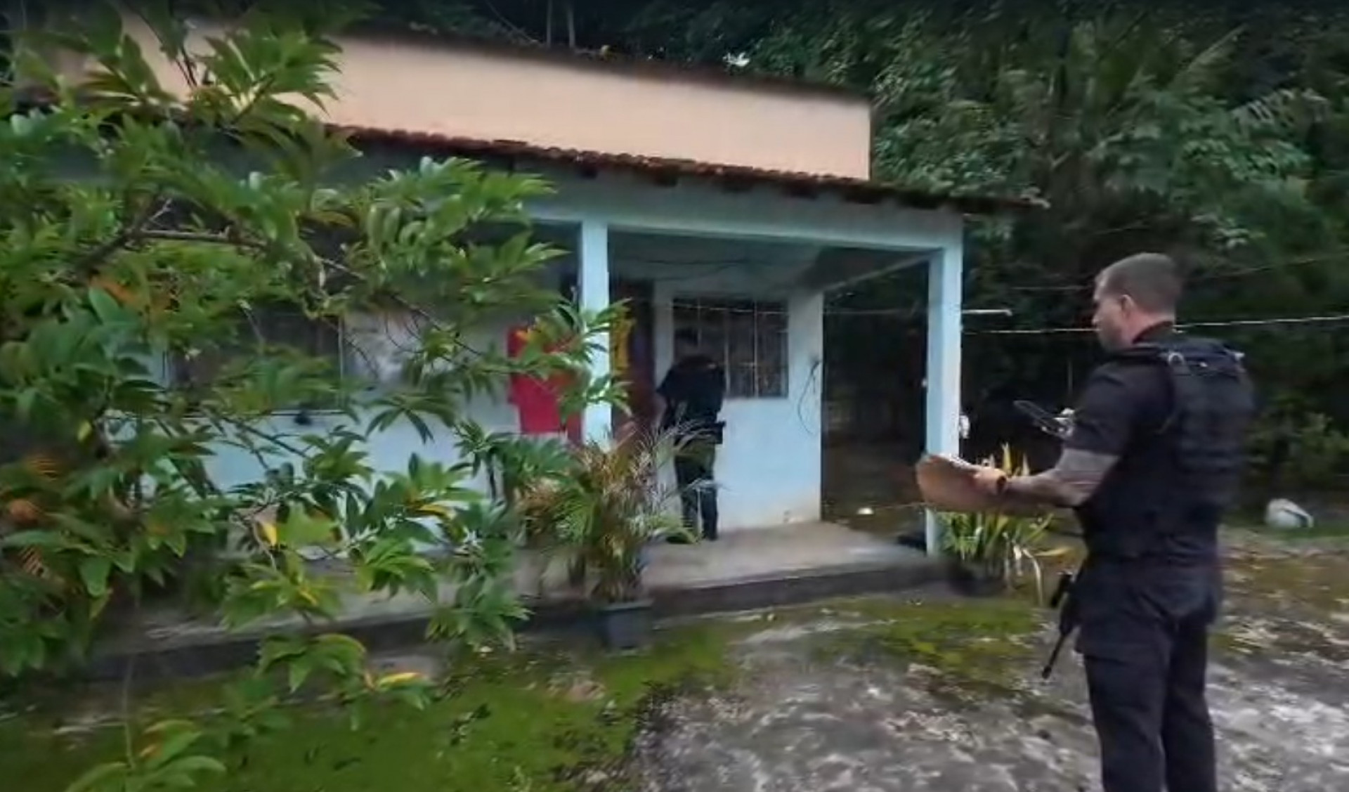 Policiais buscam cumprir mandados contra membros do Comando Vermelho - Reprodução