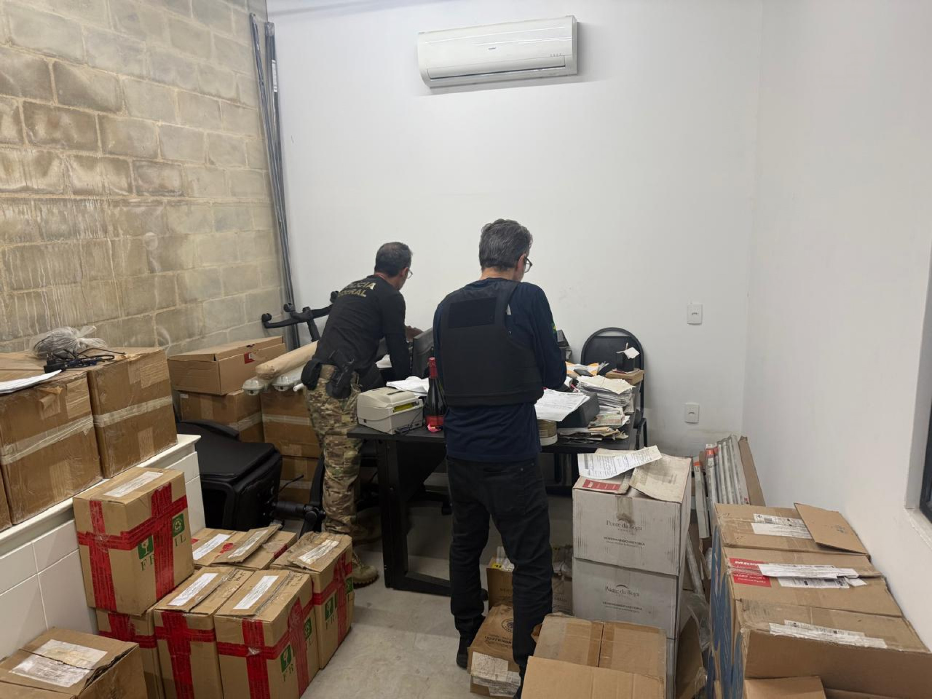 Agentes cumprem mandados de busca e apreensão contra servidores da Receita Federal - Divulgação / Polícia Federal