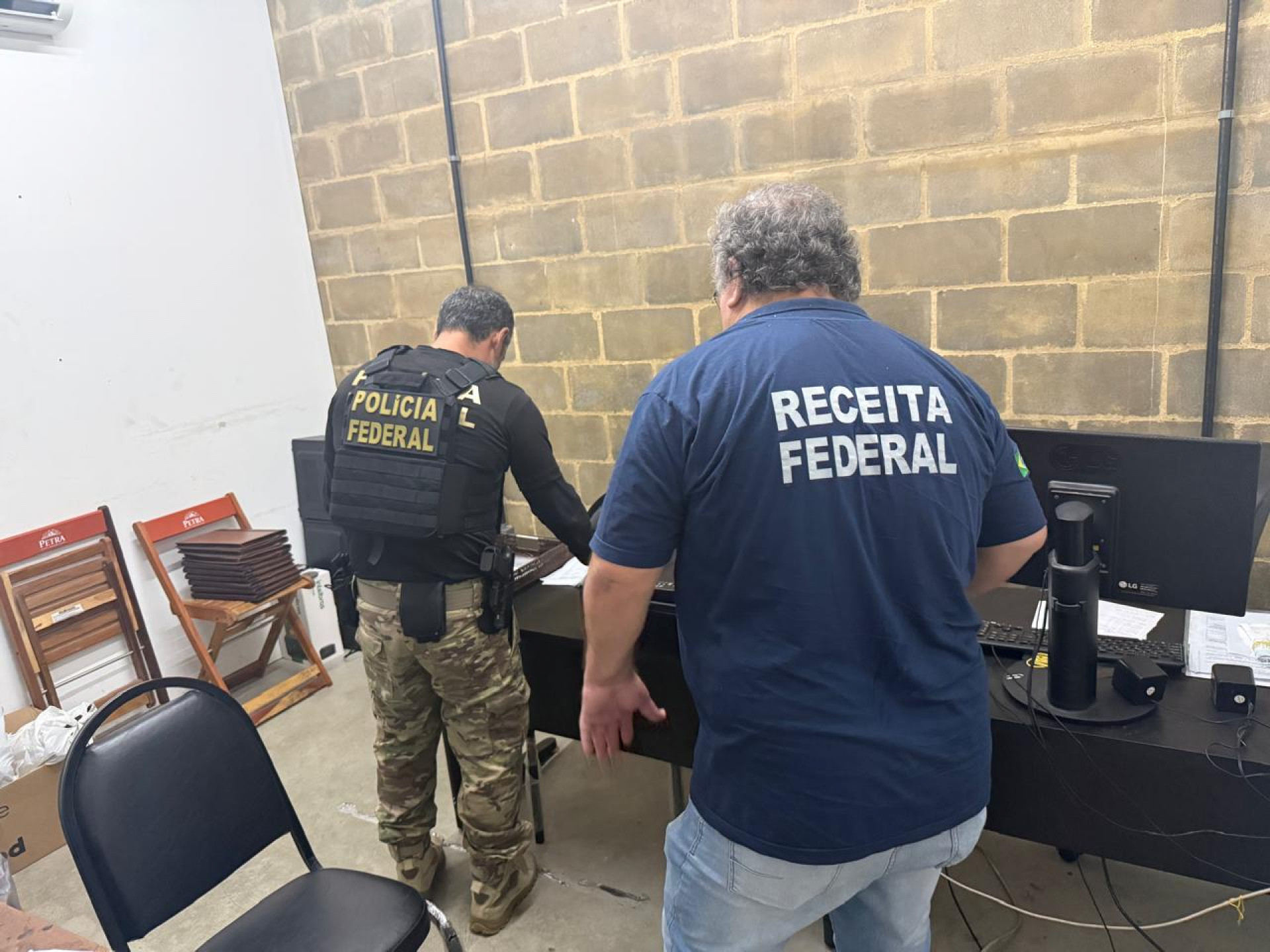 Agentes cumprem mandados de busca e apreensão contra servidores da Receita Federal - Divulgação / Polícia Federal