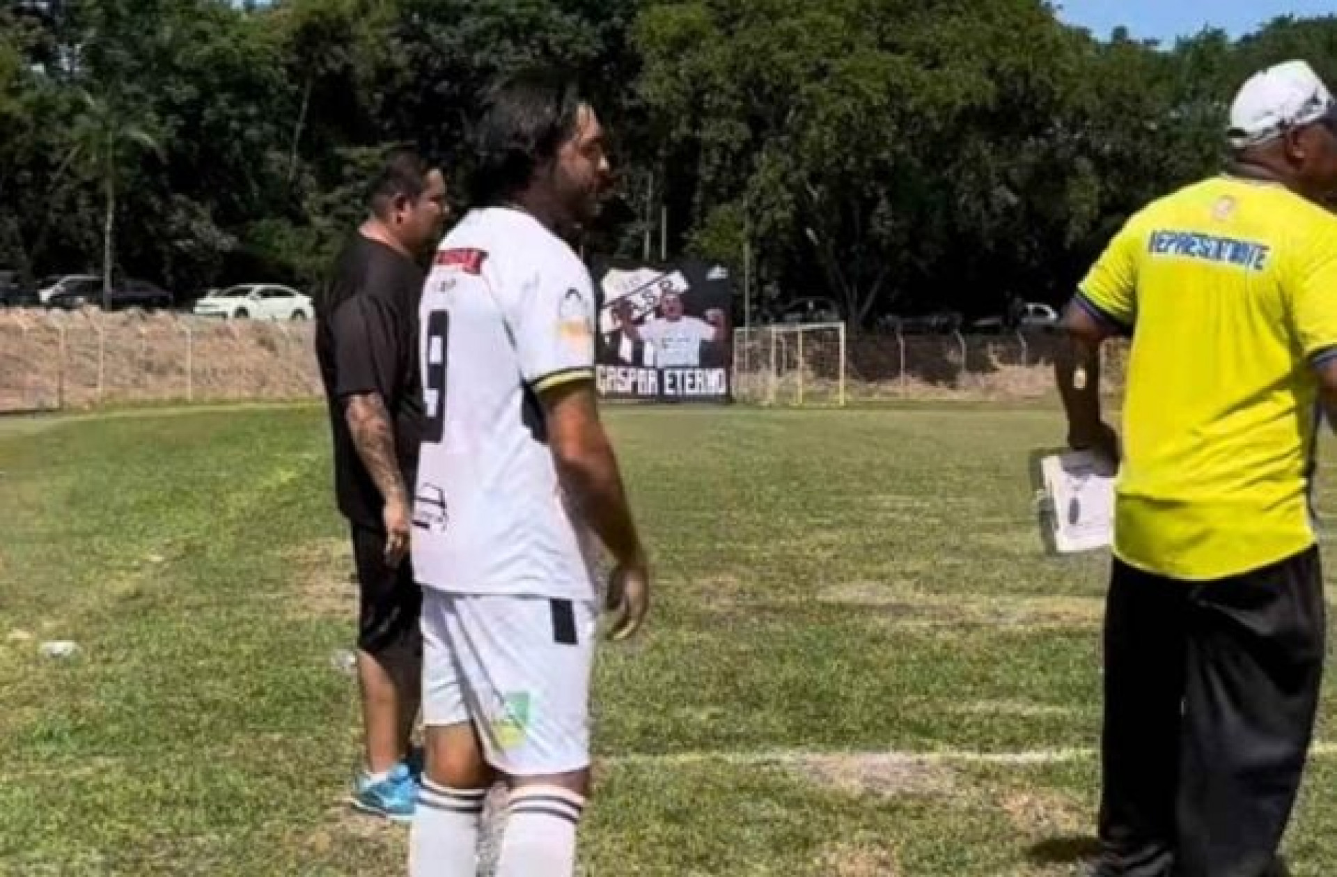 V&iacute;deo! Ricardo Goulart volta a campo ap&oacute;s aposentadoria e estreia como camisa 9 na v&aacute;rzea