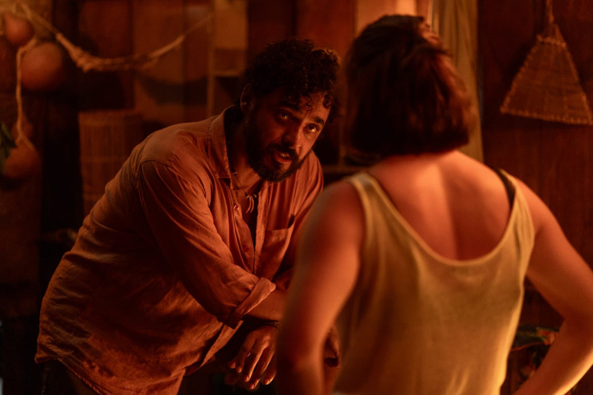 Rui Ricardo Diaz e Alice Wegmann em 'Rio de Sangue' - Divulgação