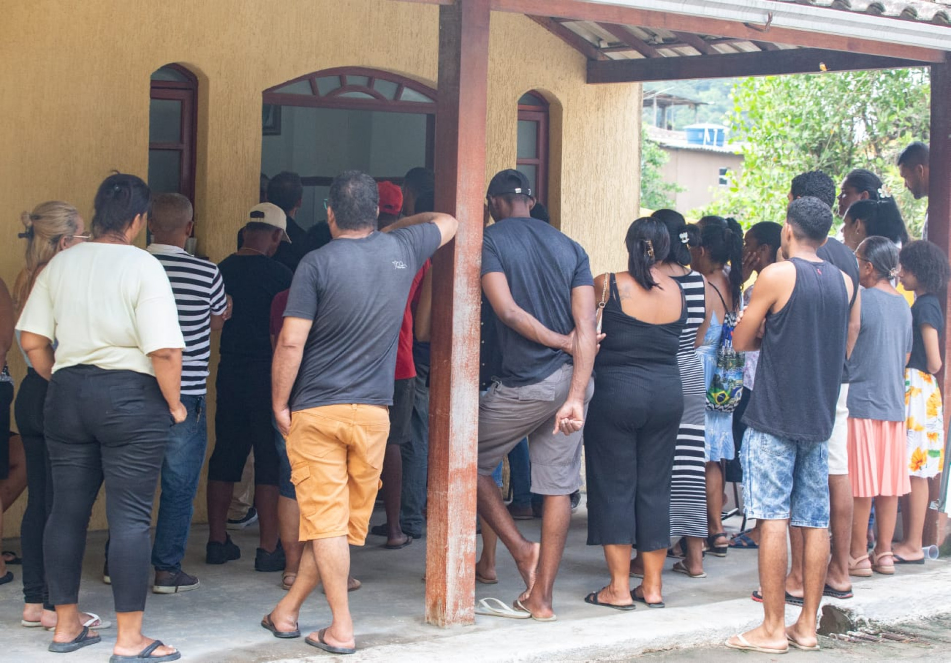 Sepultamento de Gabriel de Jesus, 28 anos, reuniu familiares e amigos no Cemitério Suruí, em Magé - Érica Martin/Agência O DIA