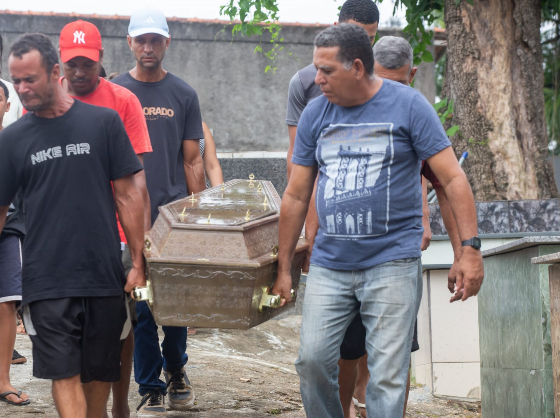 Sepultamento de Gabriel de Jesus, 28 anos, reuniu familiares e amigos no Cemitério Suruí, em Magé - Érica Martin/Agência O DIA