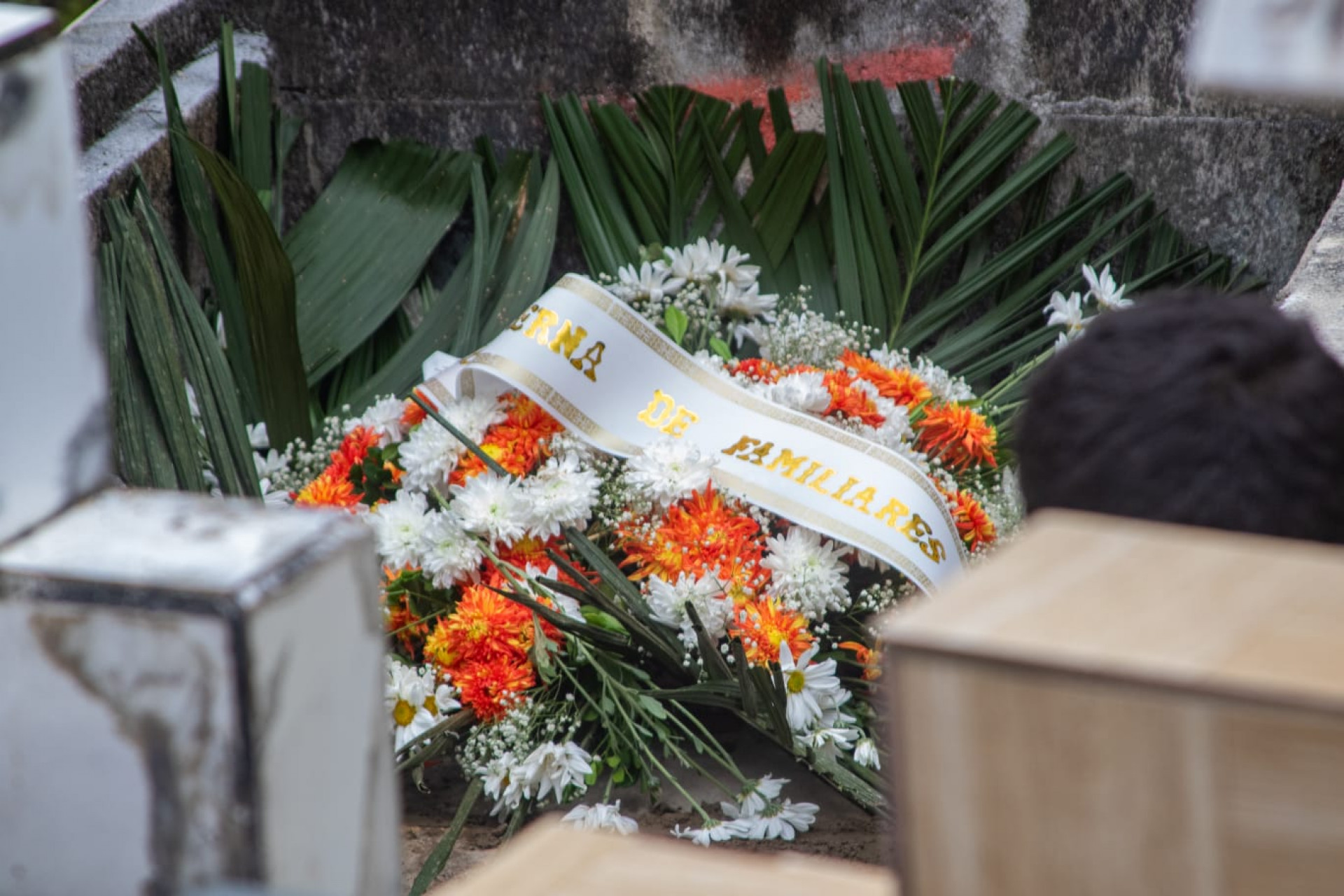 Sepultamento de Gabriel de Jesus, 28 anos, reuniu familiares e amigos no Cemitério Suruí, em Magé - Érica Martin/Agência O DIA