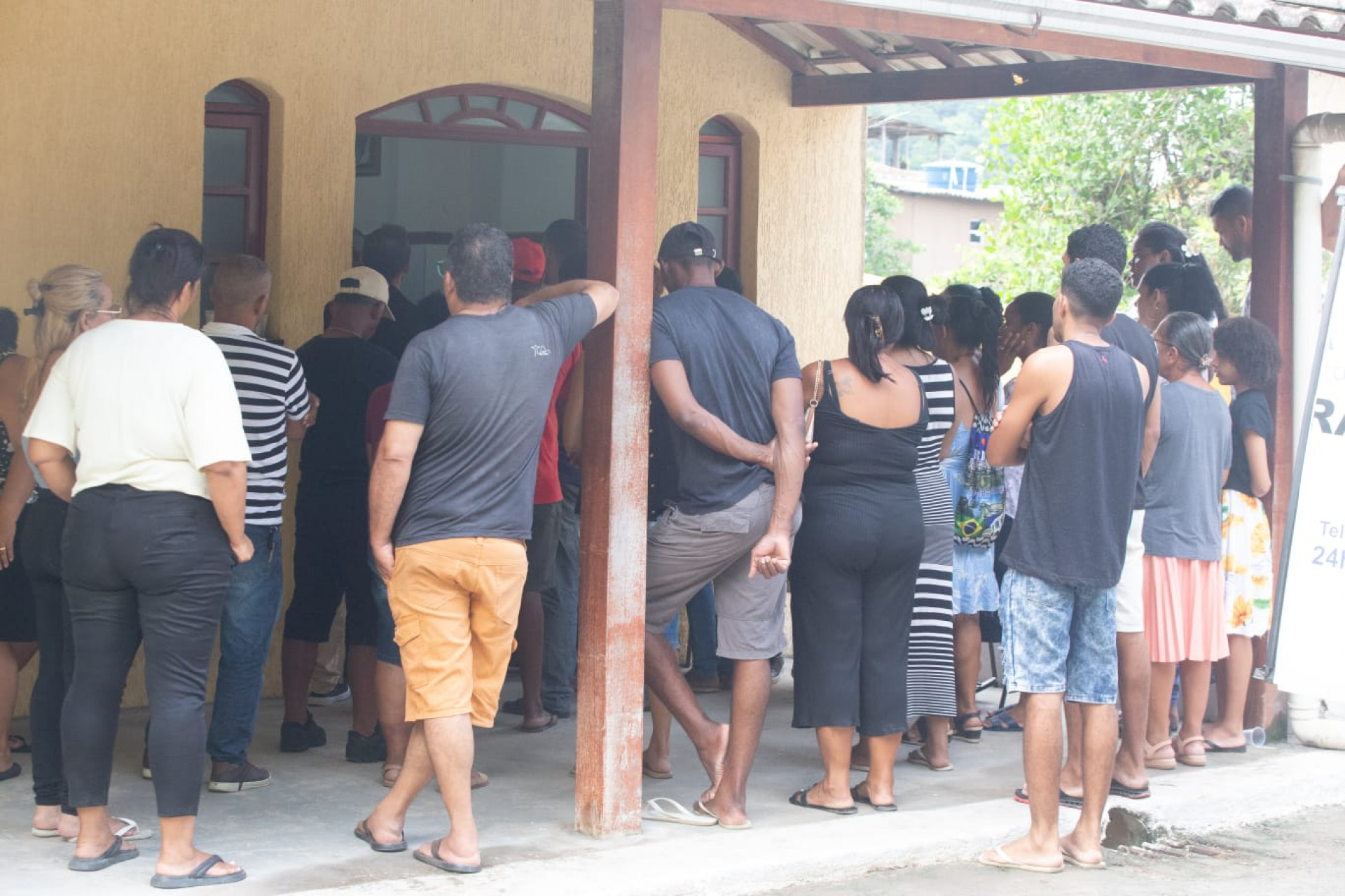 Sepultamento de Gabriel de Jesus, 28 anos, reuniu familiares e amigos no Cemitério Suruí, em Magé - Érica Martin/Agência O DIA