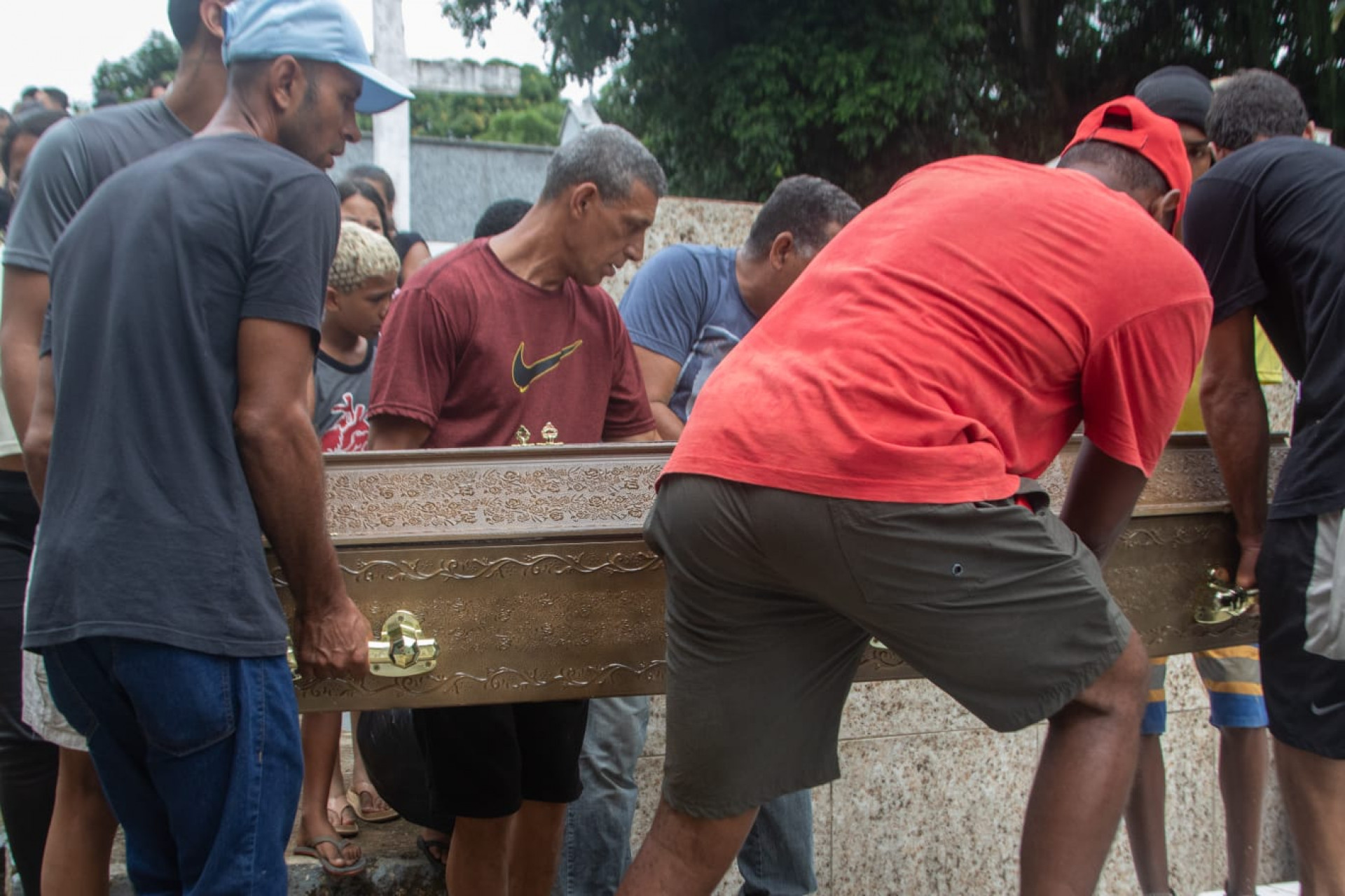 Sepultamento de Gabriel de Jesus, 28 anos, reuniu familiares e amigos no Cemitério Suruí, em Magé - Érica Martin/Agência O DIA