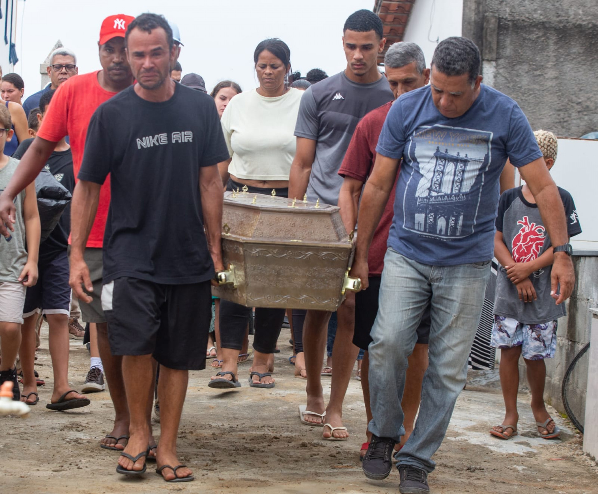 Sepultamento de Gabriel de Jesus, 28 anos, reuniu familiares e amigos no Cemitério Suruí, em Magé - Érica Martin/Agência O DIA