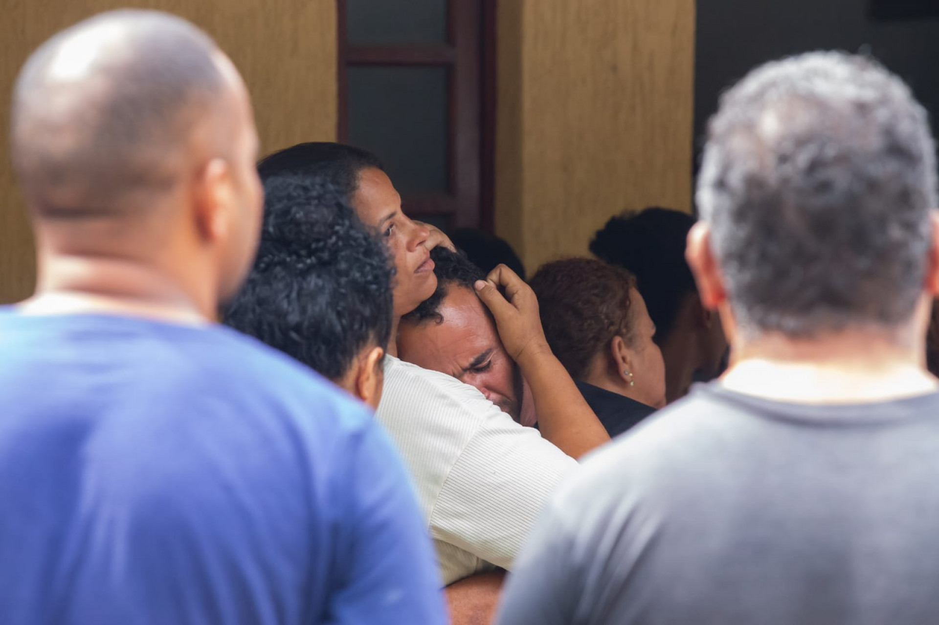 Sepultamento de Gabriel de Jesus, 28 anos, reuniu familiares e amigos no Cemitério Suruí, em Magé - Érica Martin/Agência O DIA