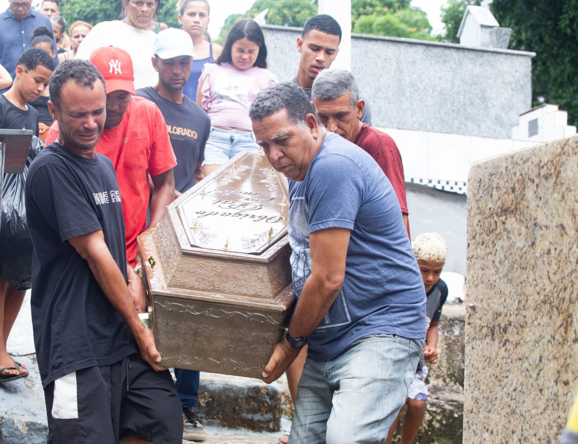 Sepultamento de Gabriel de Jesus, 28 anos, reuniu familiares e amigos no Cemitério Suruí, em Magé - Érica Martin/Agência O DIA