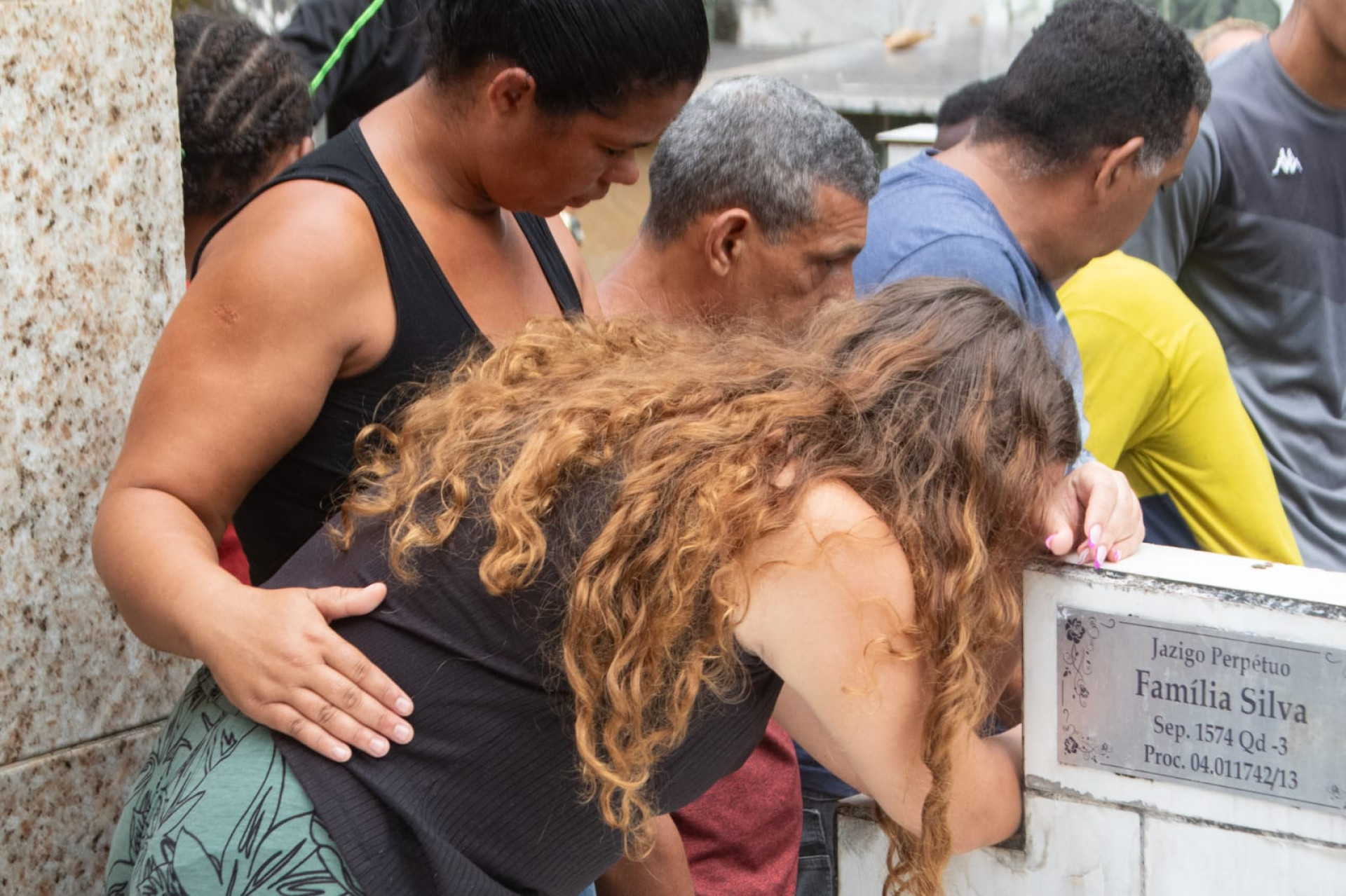 Viúva de Gabriel ficou muito emocionada durante o sepultamento no Cemitério Suruí, em Magé - Érica Martin/Agência O DIA