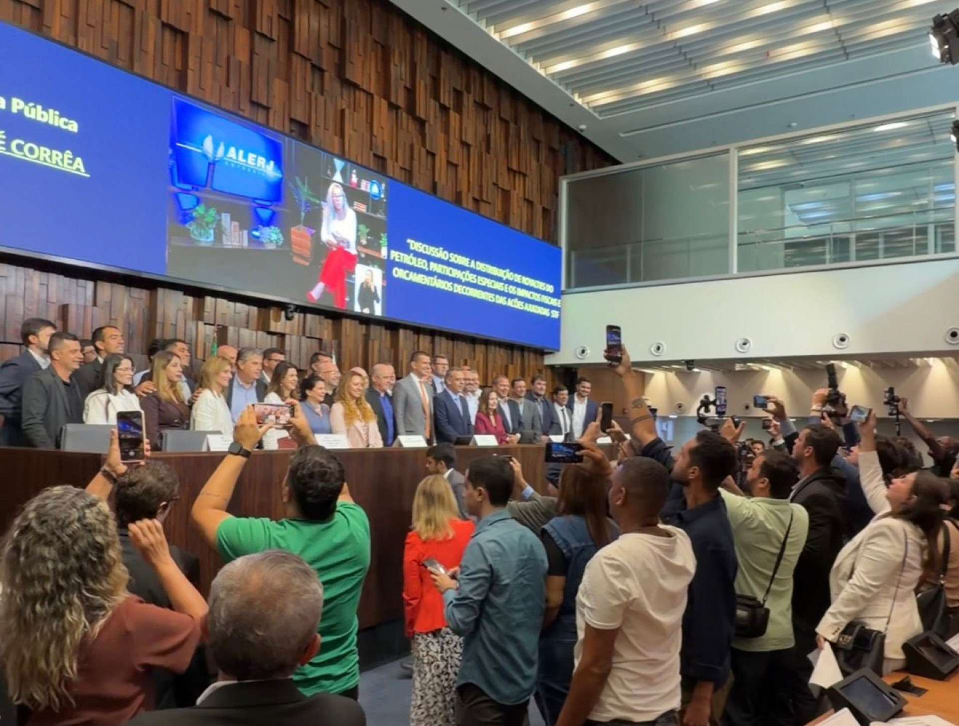 Prefeitos e autoridades debatem futuro dos royalties em encontro que reuniu lideran&ccedil;as estaduais - Foto: Douglas Smmithy