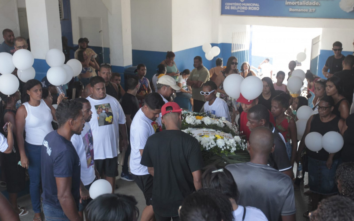 Sepultamento de Paulo Roberto Siqueira Bastos, morto em ação da polícia civil - Reginaldo Pimenta / O DIA