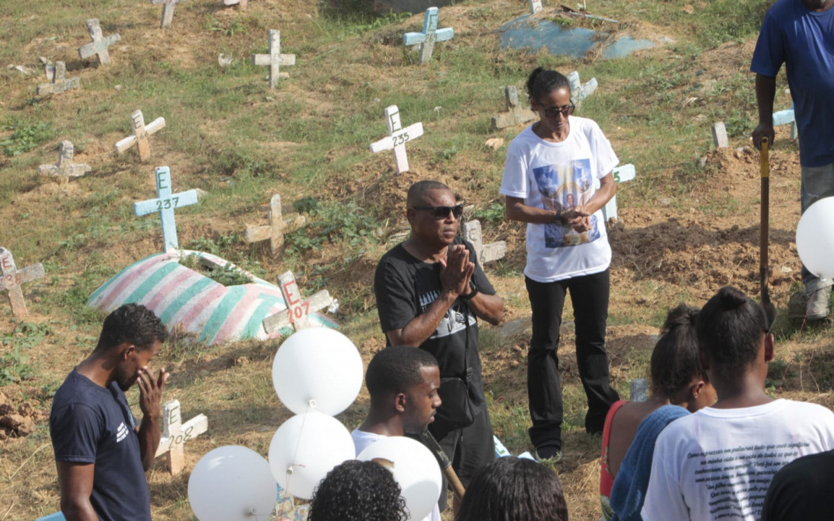 Sepultamento de Paulo Roberto Siqueira Bastos, morto em ação da polícia civil - Reginaldo Pimenta / O DIA