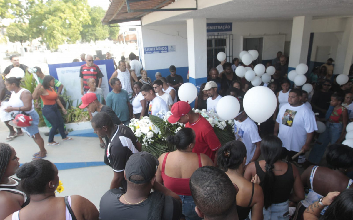 Sepultamento de Paulo Roberto Siqueira Bastos, morto em ação da polícia civil - Reginaldo Pimenta / O DIA