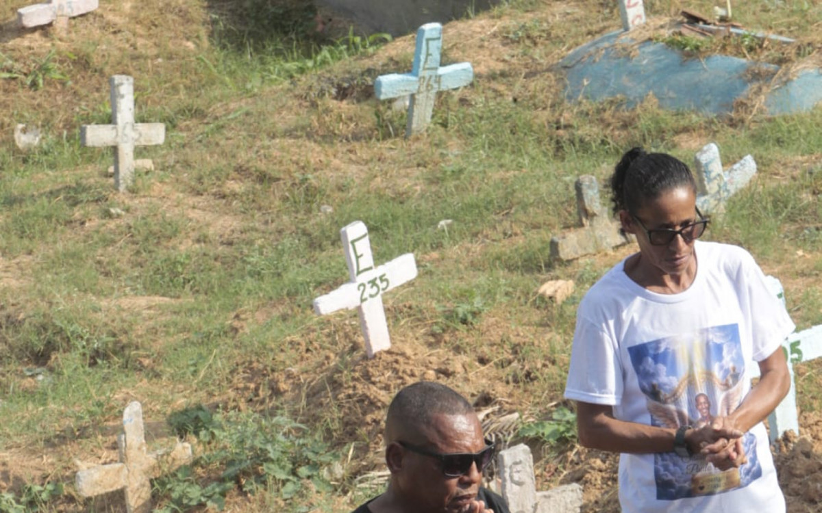 Sepultamento de Paulo Roberto Siqueira Bastos, morto em ação da polícia civil - Reginaldo Pimenta / O DIA