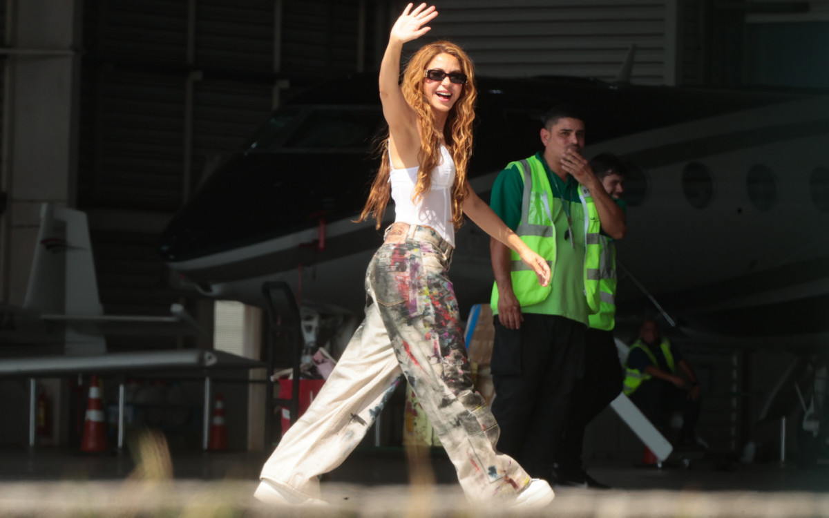 Simp&aacute;tica, Shakira acenou ao desembarcar no Rio para show em Copacabana